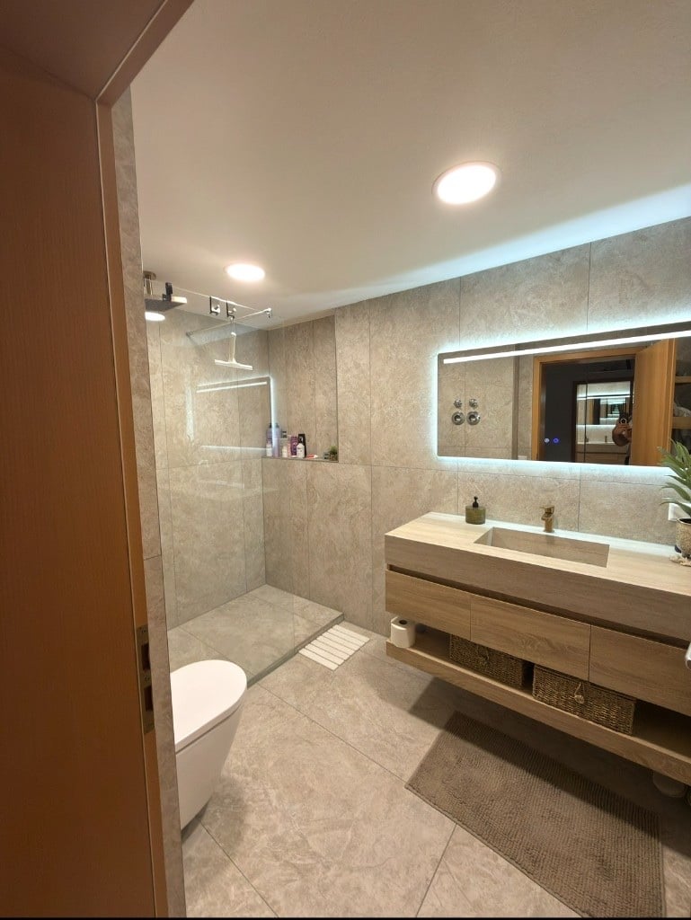 Modernisiertes Bad mit hellem, ruhigem Design